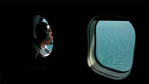 Việc tìm kiếm chiếc QZ 8501 tiếp tục được thực hiện bất chấp thời tiết xấu.