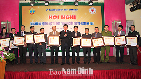 Đồng chí Đoàn Hồng Phong, Phó Bí thư Tỉnh uỷ, Chủ tịch UBND tỉnh trao Bằng khen của Bộ VH, TT và DL cho các cá nhân có thành tích xuất sắc trong công tác tổ chức Đại hội TDTT toàn quốc lần thứ VII-2014.