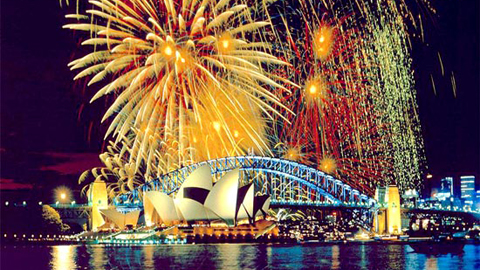 Bắn pháo hoa đón chào năm mới 2015 tại cầu cảng Xít-ni (Ốt-xtrây-li-a).  Ảnh: Internet