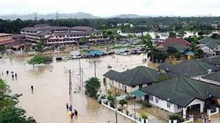 Thành phố Kuantan thủ phủ của bang Pahang (Malaysia) chìm trong nước lũ - Ảnh: thanhnien.com.vn