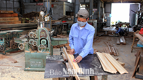 Sản xuất các sản phẩm mộc tại cơ sở Hùng Dũng, xã Hải Vân.