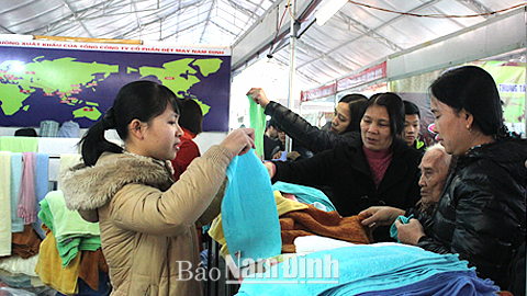 Khách hàng tham quan, mua sắm sản phẩm dệt may tại Hội chợ thương mại Thành phố Nam Định.