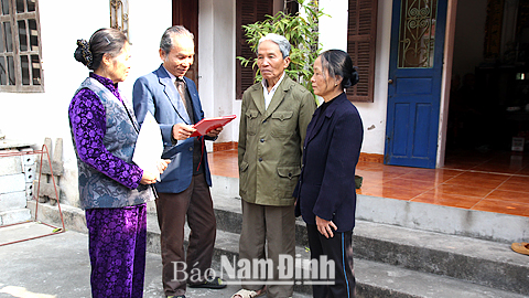 Người cao tuổi thôn Tiên Hào, xã Vĩnh Hào bàn biện pháp nâng cao chất lượng BVMT khu dân cư. 