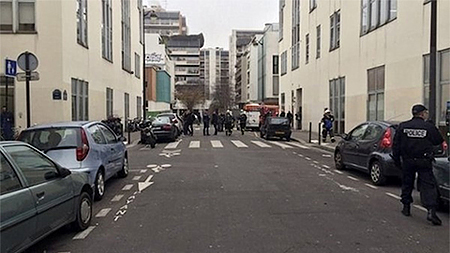 Hiện trường vụ xả súng tại Paris