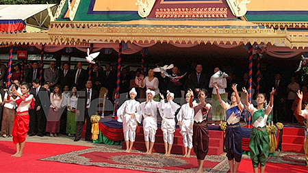 Chủ tịch Quốc hội Heng Samrin (trái), Thủ tướng Hun Sen ( phải) cùng phu nhân thả chim hòa bình.