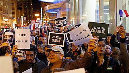 Người dân tập trung ủng hộ các nạn nhân của vụ xả súng. Ảnh: Roi-tơ.