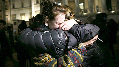 Hai phụ nữ đau đớn trong lễ tượng niệm nạn nhân vụ tấn công khủng bố tòa soạn Tạp chí Sác-li Ép-đô. Ảnh: Roi- tơ