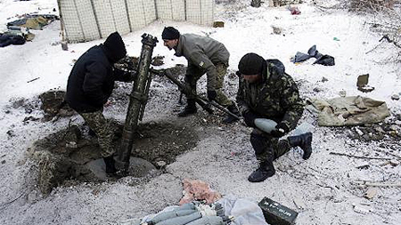 Binh sĩ Ukraine chuẩn bị bắn đạn pháo nhằm vào lực lượng ly khai tại làng Pisky, gần sân bay Donetsk. Ảnh: TTXVN