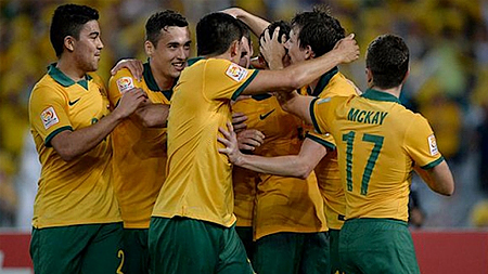  Các chân sút của Australia chia sẻ niềm vui sau bàn thắng. (ảnh: Asian Cup 2015) 