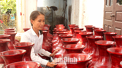 Chị Trương Thị Ngát ở thôn Tân Hưng, xã Yên Tiến phát triển sản xuất mang lại nguồn thu nhập ổn định cho gia đình.