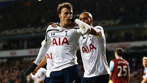 Chiriches ăn mừng bàn thắng cho Spurs (Ảnh: Getty Images).