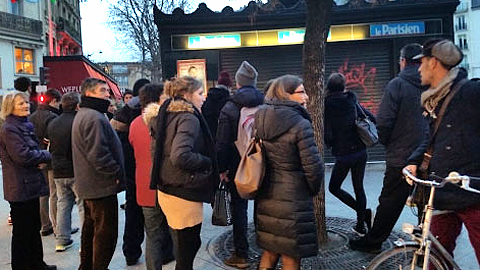 Người dân Pháp chờ một sạp báo mở cửa để mua tạp chí Charlie Hebdo