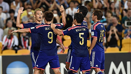  Các chân sút Nhật Bản vui mừng sau bàn thắng trên chấm 11 mét của Keisuke Honda. (ảnh: Asian Cup 2015) 