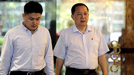 Ông Ri Yong Ho, Trưởng đoàn đàm phán hạt nhân Triều Tiên (phải) có mặt tại Singapore ngày 18-1. Ảnh: Sky News.