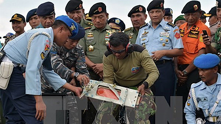 Quân cảnh Indonesia chuyển thiết bị lưu dữ liệu bay của máy bay QZ8501 (giữa) tới căn cứ không quân Pangkalan Bun sau khi trục vớt từ Biển Java. (Nguồn: TTXVN)