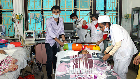 Các điều dưỡng viên Bệnh viện Đa khoa tỉnh chăm sóc bệnh nhân tại Khoa Cấp cứu.