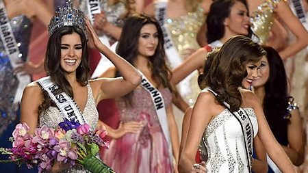 Hoa hậu Colombia Paulina Vega (trước), 22 tuổi, đã giành vương miện Hoa hậu Hoàn vũ trong đêm chung kết Hoa hậu Hoàn vũ lần thứ 63 diễn ra ở Miami, bang Florida, Mỹ. (Nguồn ảnh: TTXVN)