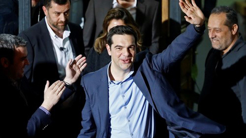 Thủ lĩnh Đảng Si-ri-gia A-lê-xích Ti-prát tươi cười vẫy tay sau khi kết quả kiểm phiếu sơ bộ cho thấy đảng này đã chiến thắng trong cuộc bầu cử tại Hy Lạp.  Ảnh: Roi-tơ