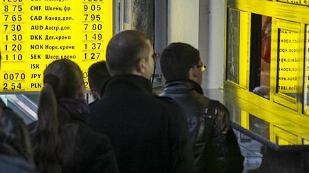 Một quầy đổi tiền tại Kiev. Ảnh: Reuters