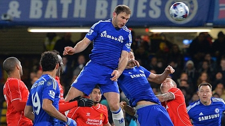  Ivanovic (giữa) bật cao đánh đầu, ghi bàn cho Chelsea. 