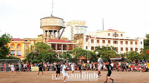 Các trận đấu bóng đá phong trào tại Quảng trường Hoà Bình (TP Nam Định) luôn thu hút đông người xem.