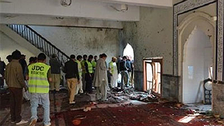 Hiện trường vụ đánh bom vào nhà thời Hồi giáo Shia ở Pakistan. Ảnh: anninhthudong.vn