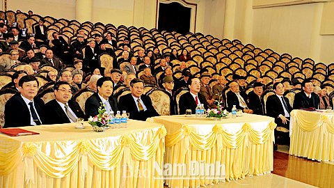 Các đồng chí lãnh đạo tỉnh và các đại biểu tham dự hội nghị.