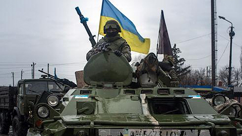 Xe quân sự Ukraine được triển khai tới Debaltseve, vùng Donetsk, miền đông Ukraine ngày 1-2. Ảnh: TTXVN