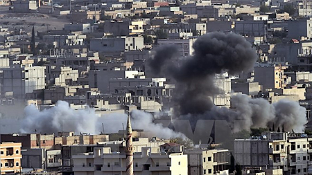 Khói bốc lên sau cuộc không kích của liên quân do Mỹ dẫn đầu vào các mục tiêu của IS ở Kobane hồi tháng 10-2014. Ảnh: TTXVN