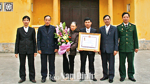 Gia đình liệt sĩ Nguyễn Thành Chung đón nhận danh hiệu Anh hùng LLVTND thời kỳ chống Mỹ tại xã Hải Trung (Hải Hậu).