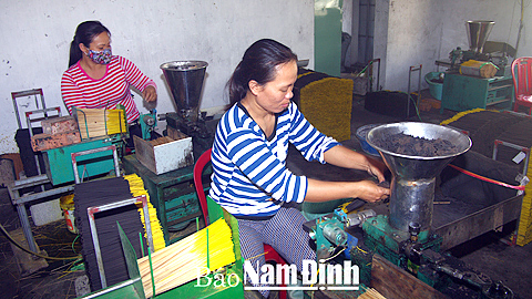 Cơ sở sản xuất tăm hương xuất khẩu của gia đình ông Đặng Văn Viên, xóm 9, xã Nghĩa Thắng tạo việc làm cho 15 lao động với mức thu nhập từ 2,5 đến 3 triệu đồng/người/tháng.