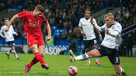 Liverpool gặp rất nhiều khó khăn trước lối chơi của Bolton (Ảnh: Daily Mail)