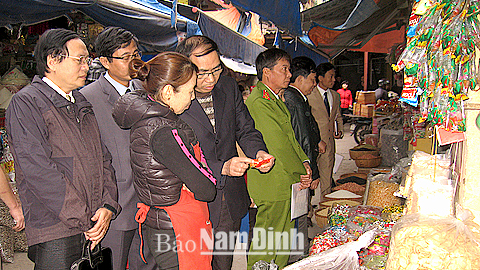 Đoàn thanh tra, kiểm tra liên ngành VSATTP tỉnh kiểm tra các mặt hàng bánh, mứt, kẹo tại chợ Mỹ Tho (TP Nam Định).