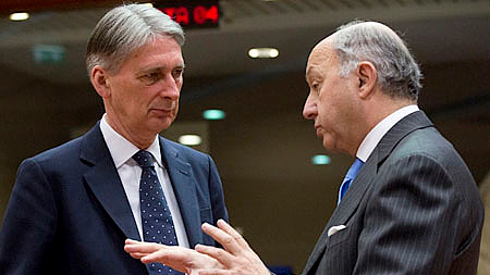 Ngoại trưởng Pháp Laurent Fabius (phải) và người đồng cấp Anh Philip Hammond. Ảnh: AP.