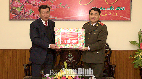 Đồng chí Đoàn Hồng Phong, Phó Bí thư Tỉnh ủy, Chủ tịch UBND tỉnh thăm, chúc Tết Cán bộ, chiến sỹ Công an tỉnh.