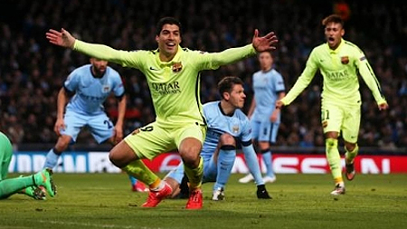  Luis Suarez tỏa sáng giúp Barcelona đánh bại Manchester City. (Ảnh: Reuters). 