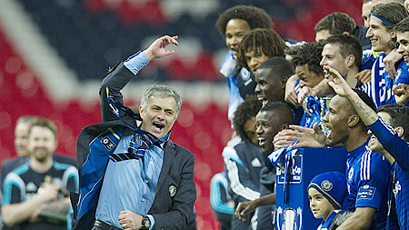 Jose Mourinho ăn mừng chức vô địch cùng các học trò (Ảnh: Daily Mail)