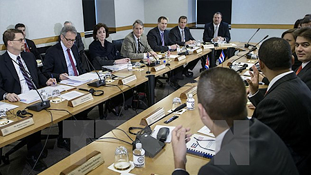 Các đại diện Mỹ và Cuba tại bàn đàm phán bình thường hóa quan hệ. (Nguồn: AFP/TTXVN)