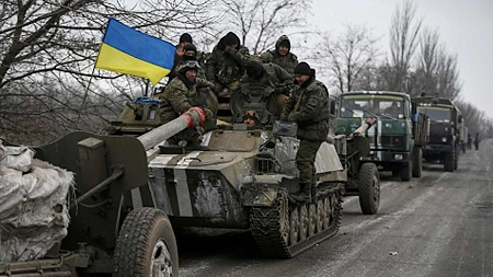 Binh sĩ Ukraine rút vũ khí hạng nặng ra khỏi vùng chiến sự (Ảnh AFP)