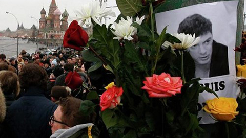 Người dân Moscow đặt hoa tưởng nhớ ông Nemtsov