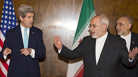 Ngoại trưởng Mỹ John Kerry (thứ 2, trái) và Ngoại trưởng Iran Mohammad Javad Zarif (thứ 2, phải) tiếp tục các cuộc đàm phán về chương trình hạt nhân Iran. Ảnh: TTXVN