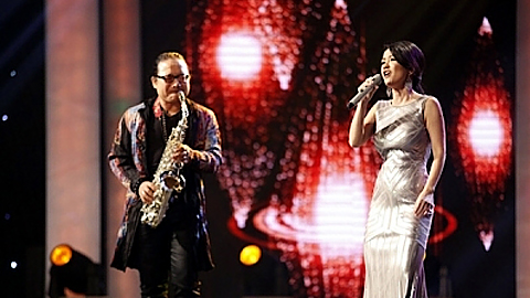  Ca sĩ Hồng Nhung và nghệ sĩ xắc-xô-phôn Trần Mạnh Tuấn biểu diễn trong một chương trình ca nhạc. 