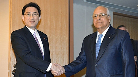  Bộ trưởng Ngoại giao Nhật Bản và Phó Chủ tịch Hội đồng Bộ trưởng Cu-ba tại cuộc gặp ở Tô-ki-ô. 