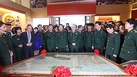 Các đại biểu tham quan bản đồ “Quyết tâm chiến dịch Hồ Chí Minh"