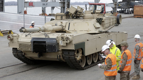 Xe tăng Mỹ được triển khai tại thủ đô Riga, Latvia - một trong 3 nước Baltic (ảnh: Reuters)