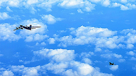 Máy bay chiến đấu NATO "hộ tống" máy bay ném bom Nga trên vùng biển quốc tế.