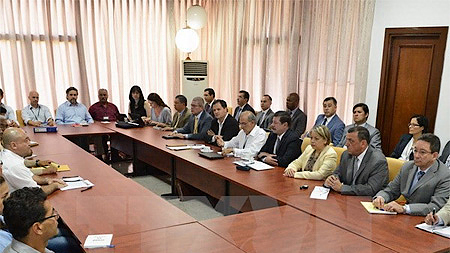 Phái đoàn FARC (trái) và đại diện Chính phủ Colombia tại cuộc họp của Tiểu ban kỹ thuật, một phần trong tiến trình đàm phán ở La Habana ngày 5-3. (Nguồn: TTXVN).