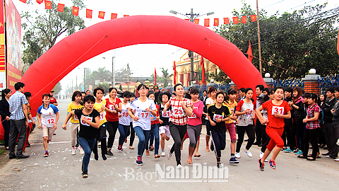 Nội dung thi đấu nữ Giải việt dã Tiền Phong huyện Nghĩa Hưng năm 2015. 