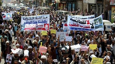 Tuần hành ủng hộ Tổng thống A.Ha-đi tại TP Íp, miền trung Y-ê-men. Ảnh ROI-TƠ