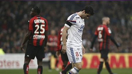  Đội trưởng của Lyon Yoann Gourcuff bị chấn thương trong trận đấu với Nice. (Ảnh: l'Equipe). 